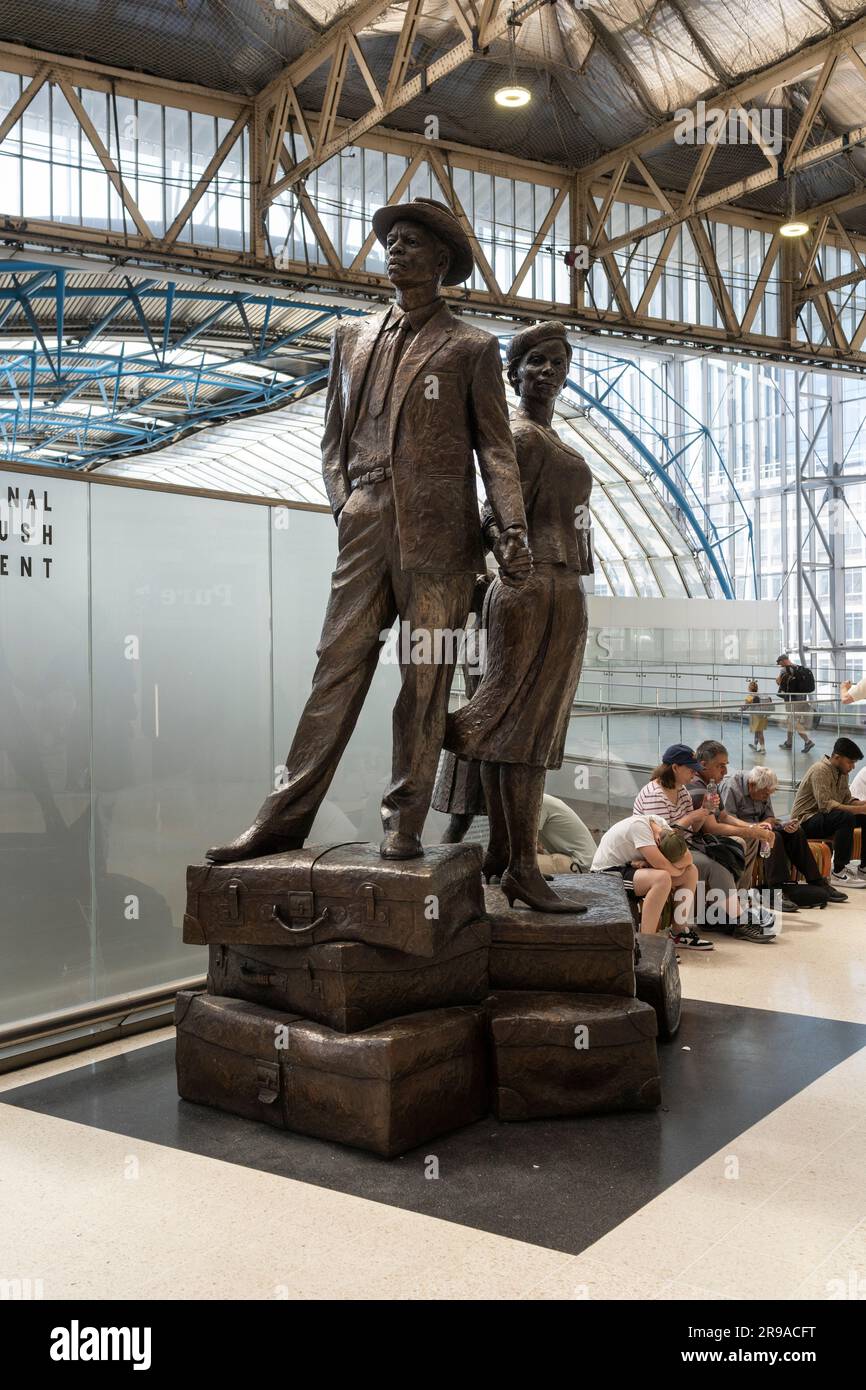 Das National Windrush Monument des Bildhauers Basil Watson erinnert an britische westindische Einwanderer, die in Großbritannien ankommen. London Waterloo, England Stockfoto