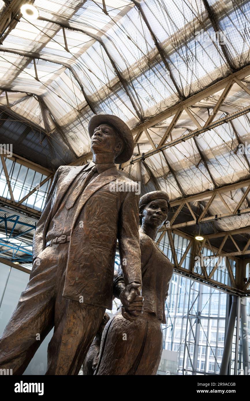 Das National Windrush Monument des Bildhauers Basil Watson erinnert an britische westindische Einwanderer, die in Großbritannien ankommen. London Waterloo, England Stockfoto