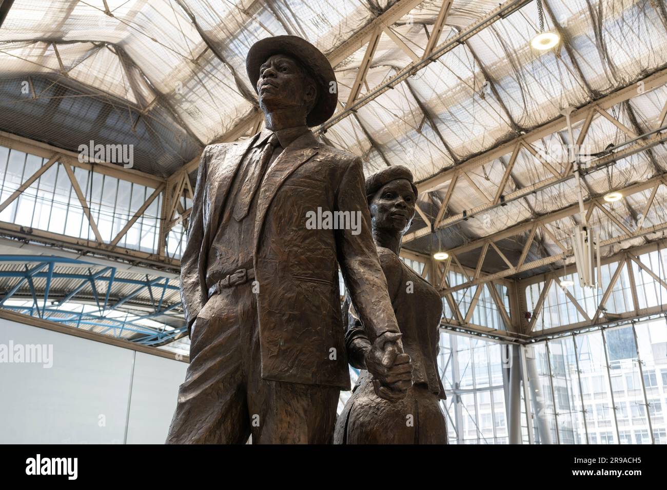 Das National Windrush Monument des Bildhauers Basil Watson erinnert an britische westindische Einwanderer, die in Großbritannien ankommen. London Waterloo, England Stockfoto
