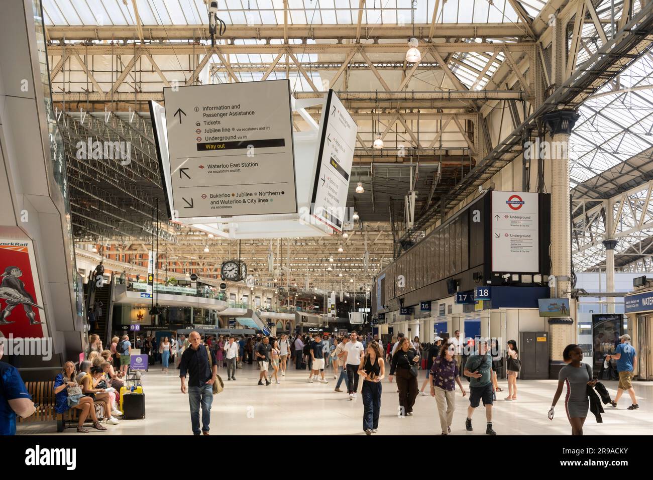 Leute, die durch die Londoner Waterloo-Bahnhofshalle laufen und nach Zugzeiten suchen. UK. Konzept: Fahrkartenpreise, Bahnreisen, Pendler Stockfoto