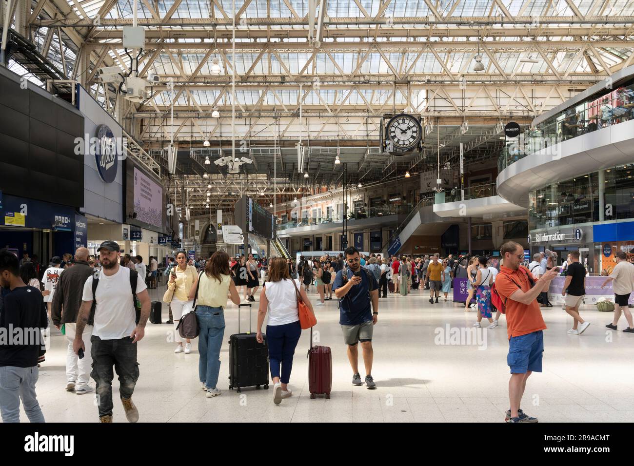 Leute, die durch die Londoner Waterloo-Bahnhofshalle laufen und nach Zugzeiten suchen. UK. Konzept: Fahrkartenpreise, Bahnreisen, Pendler Stockfoto