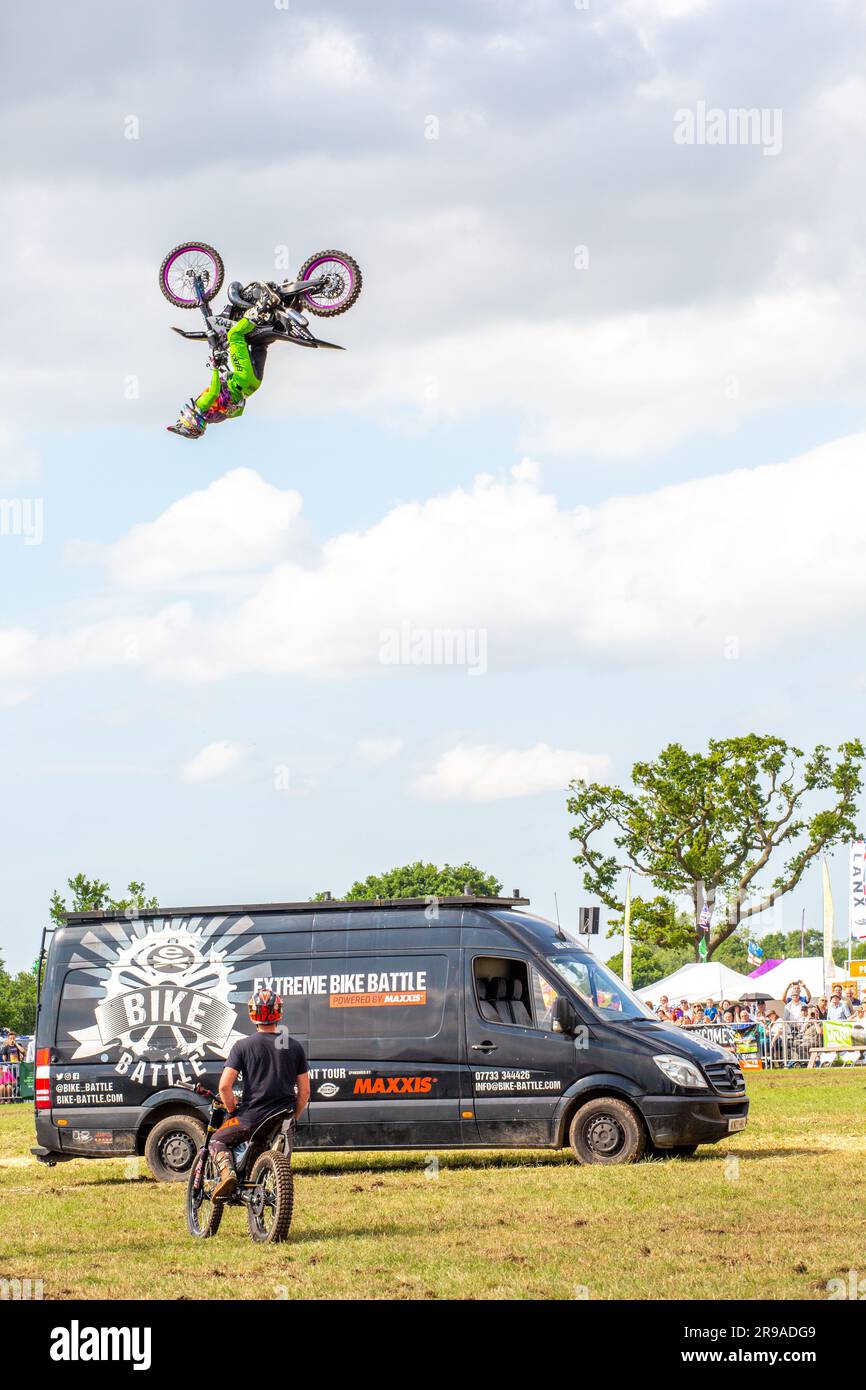 Motorrad-Stuntfahrer vom extremen Motorrad-Ausstellungsteam, der Stuntsprünge bei der Royal Cheshire Show von 2023 macht Stockfoto