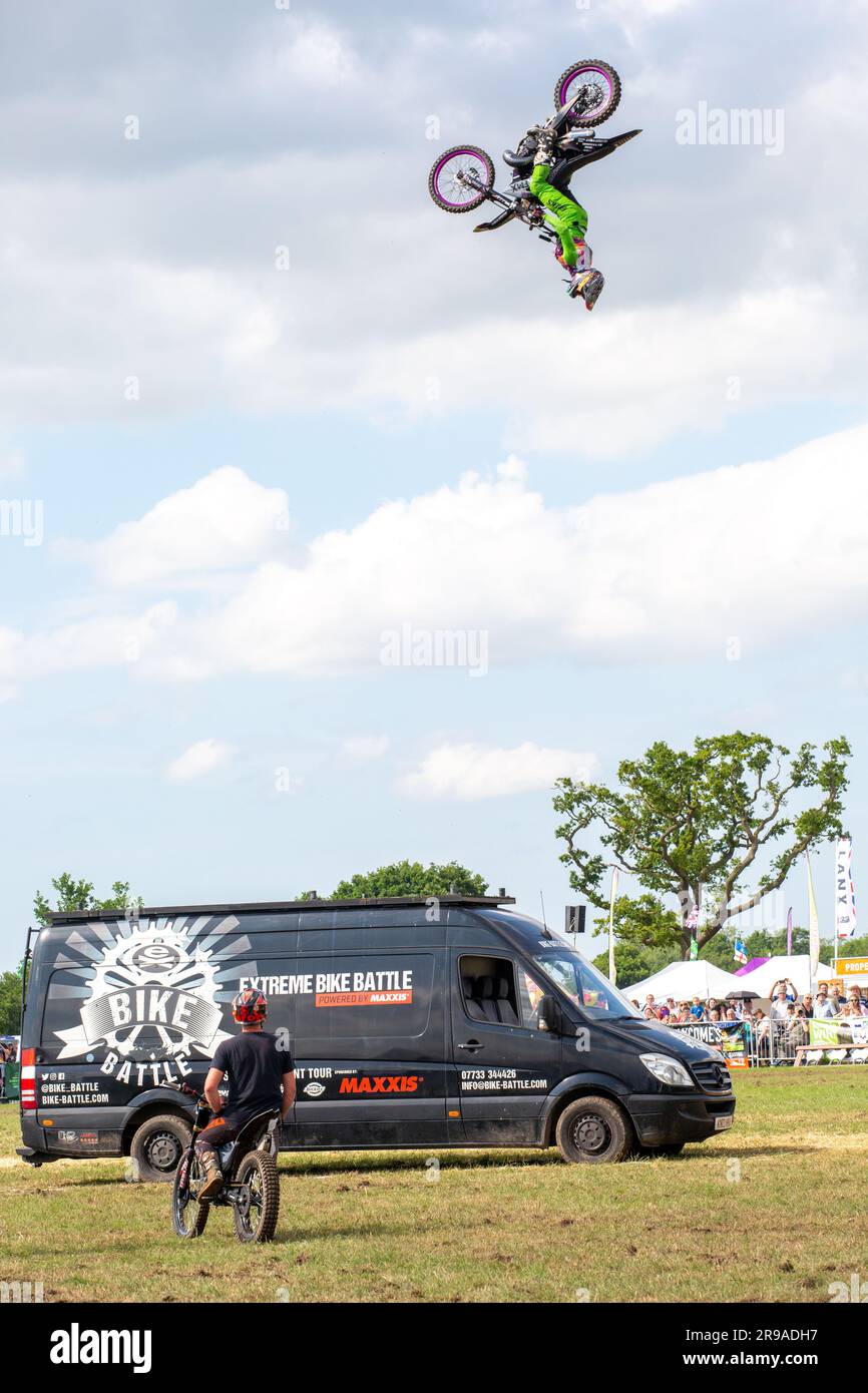 Motorrad-Stuntfahrer vom extremen Motorrad-Ausstellungsteam, der Stuntsprünge bei der Royal Cheshire Show von 2023 macht Stockfoto