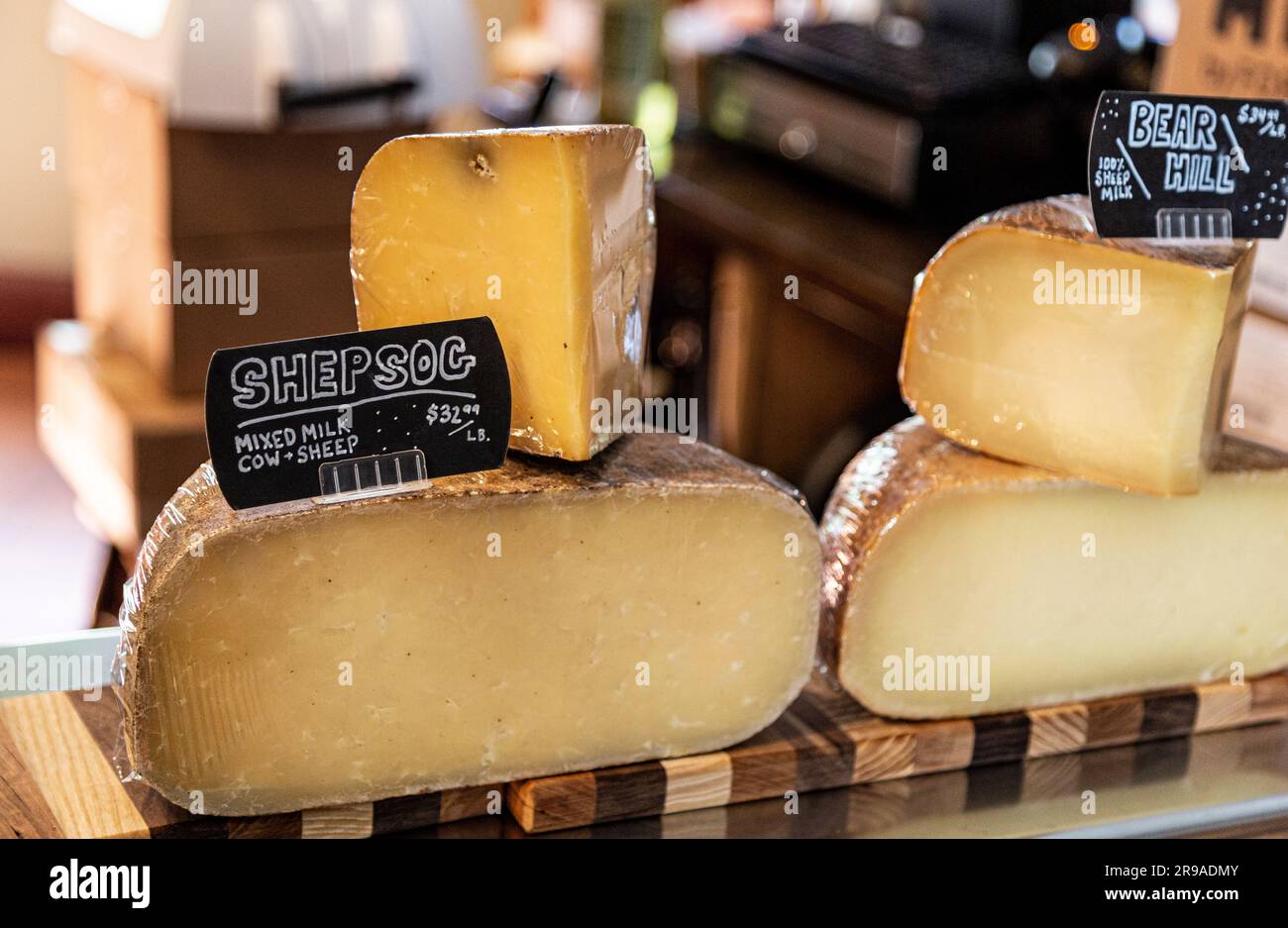 Shepsog und Bear Hill schaffen Milchkäse aus dem Grafton Village Cheese Shop, Grafton, Vermont, USA Stockfoto