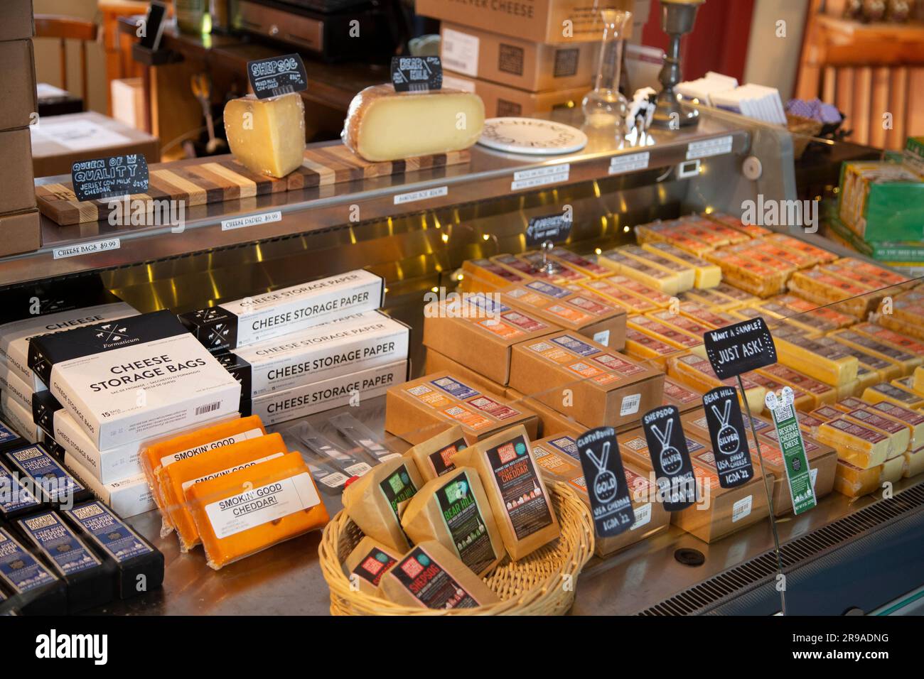 Im Inneren des Grafton Village Cheese Shop, Grafton, Vermont, USA Stockfoto