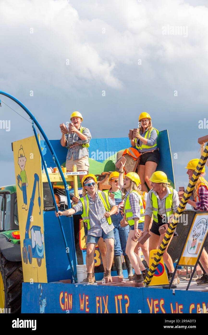Junge Bauern auf Festwagen bei der Royal Cheshire Show von 2023 Stockfoto