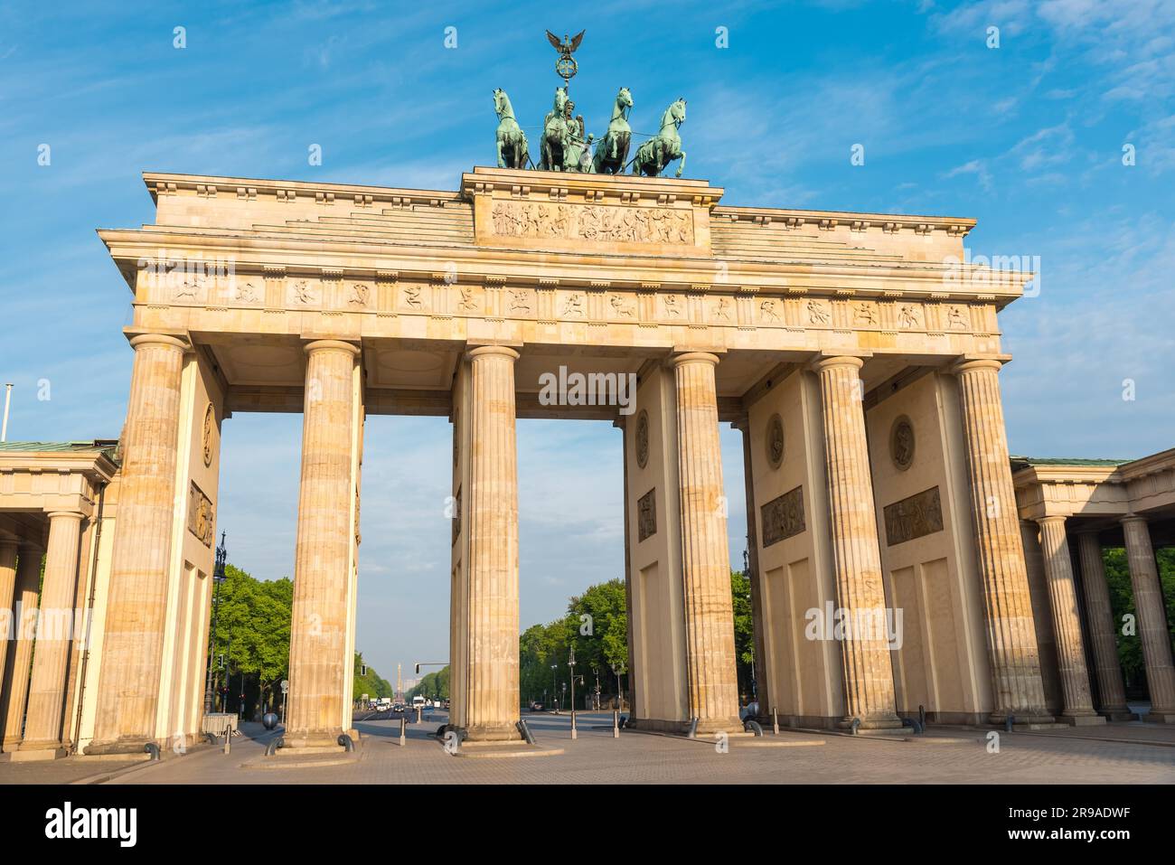 Das Brandenburger Tor, Berlins berühmtes Wahrzeichen, am frühen Morgen Stockfoto