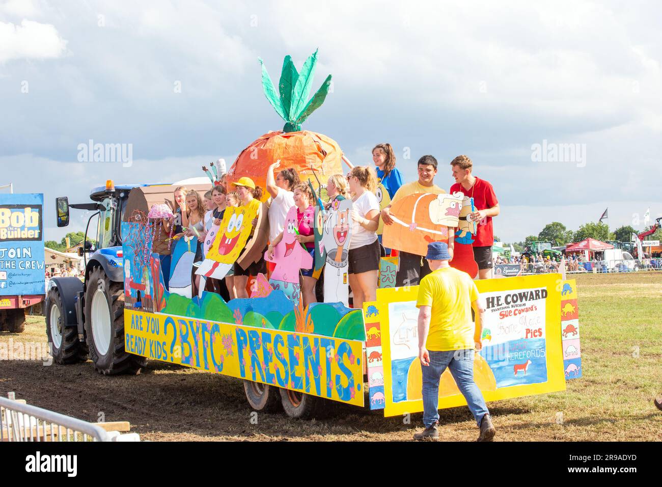 Junge Bauern auf Festwagen bei der Royal Cheshire Show von 2023 Stockfoto