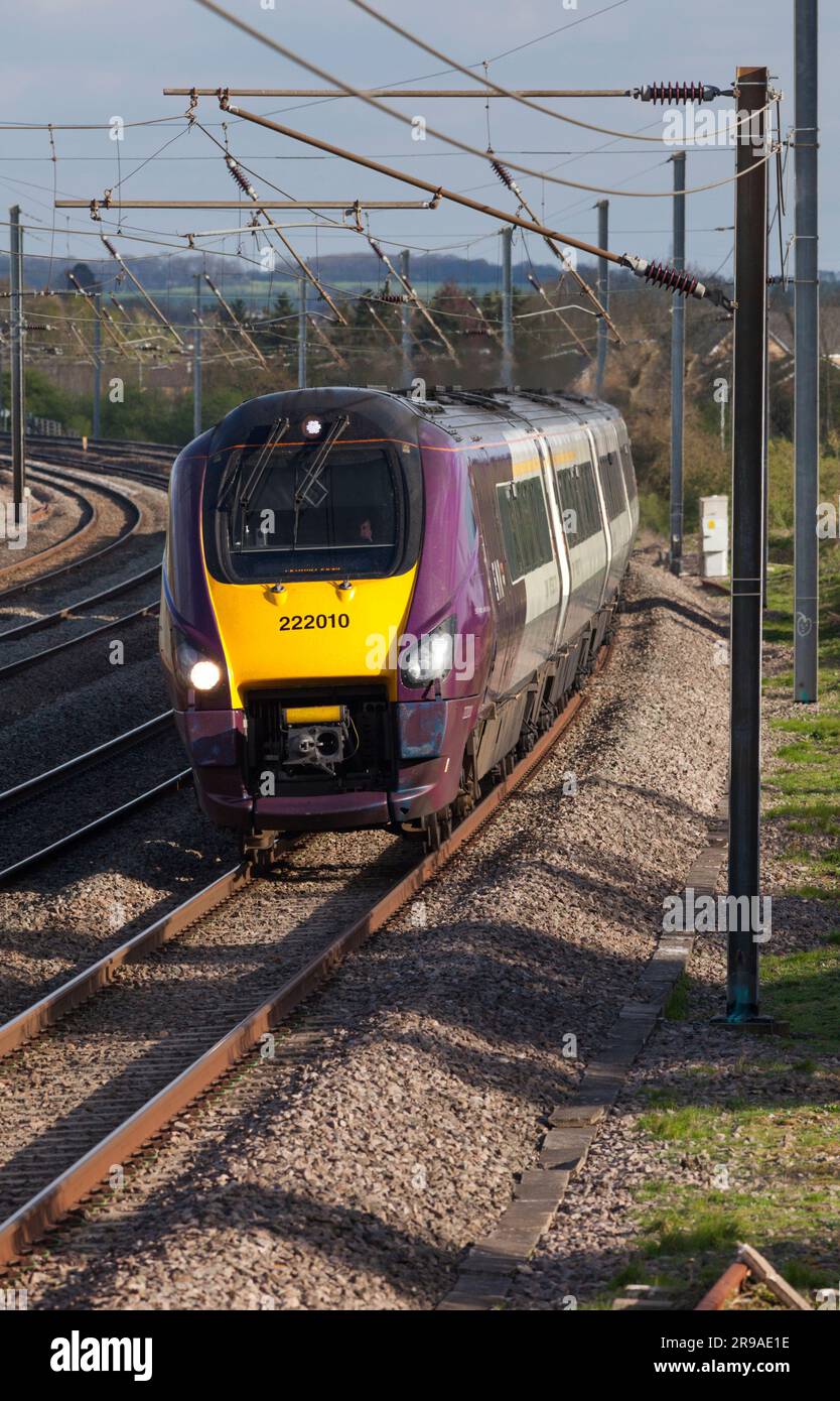 East Midlands Eisenbahn Klasse 222 Diesel Meridian Zug auf der elektrifizierten 4 Gleise Midland Mainline vorbei an Ampthill, Bedfordshire Stockfoto