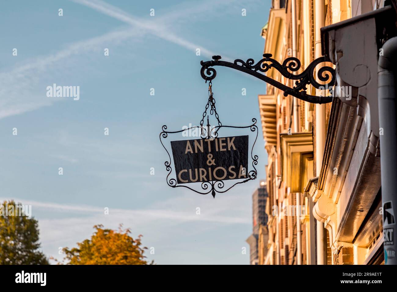 Utrecht, NL - 9. Okt 2021: Dekoratives Metallzeichen von Antiek und Curious, ein kleiner Antiquitätenladen in Utrecht, Niederlande. Stockfoto