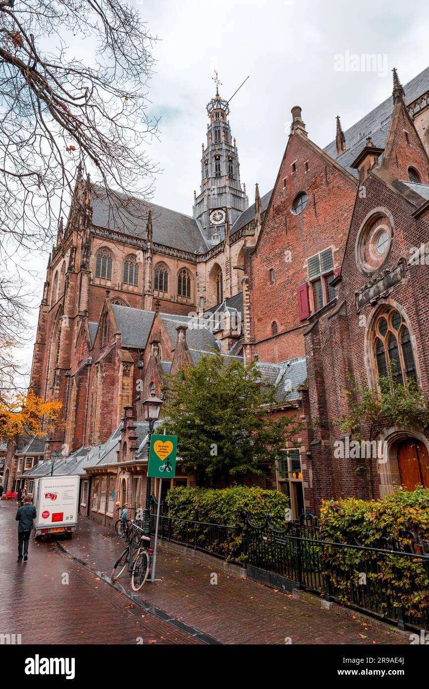 Amsterdam, Niederlande - 14. Oktober 2021: Grote Kerk oder St. Bavokerk ist eine reformierte protestantische Kirche und ehemalige katholische Kathedrale Stockfoto