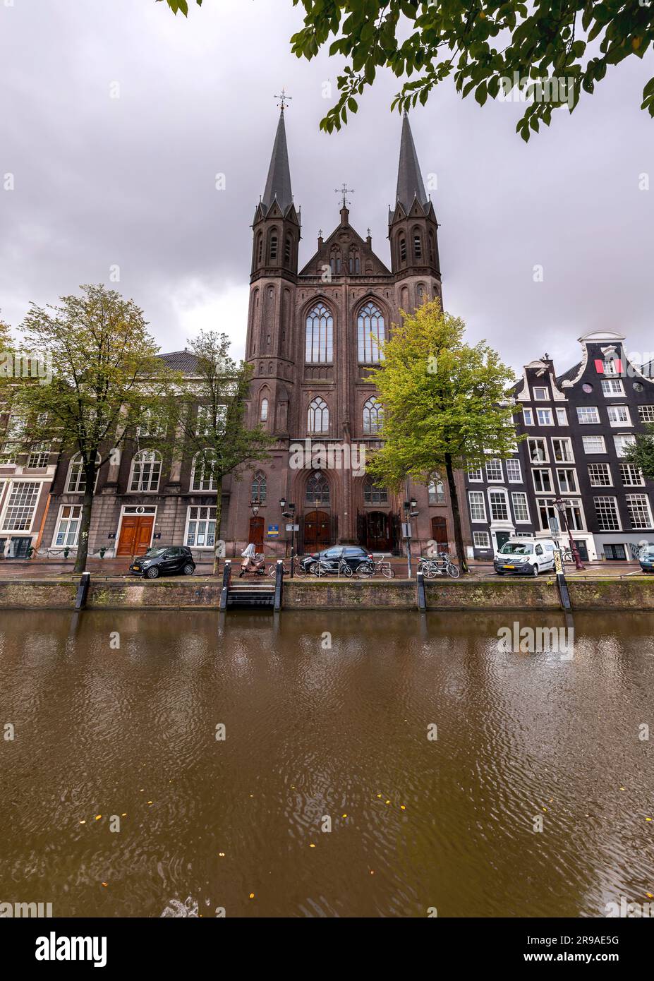 Amsterdam, NL - 12. Okt 2021: De Krijtberg Kerk ist eine römisch-katholische Kirche in Amsterdam, die sich am Singel befindet. Entworfen von Alfred Tepe und eröffnet Stockfoto