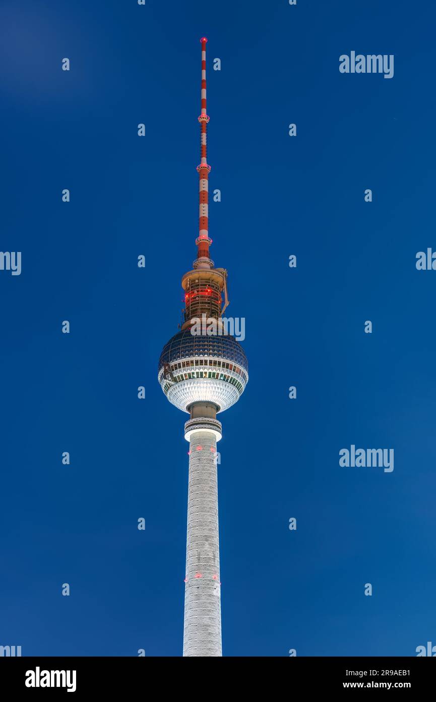 Der berühmte Fernsehturm in Berlin bei Nacht Stockfoto