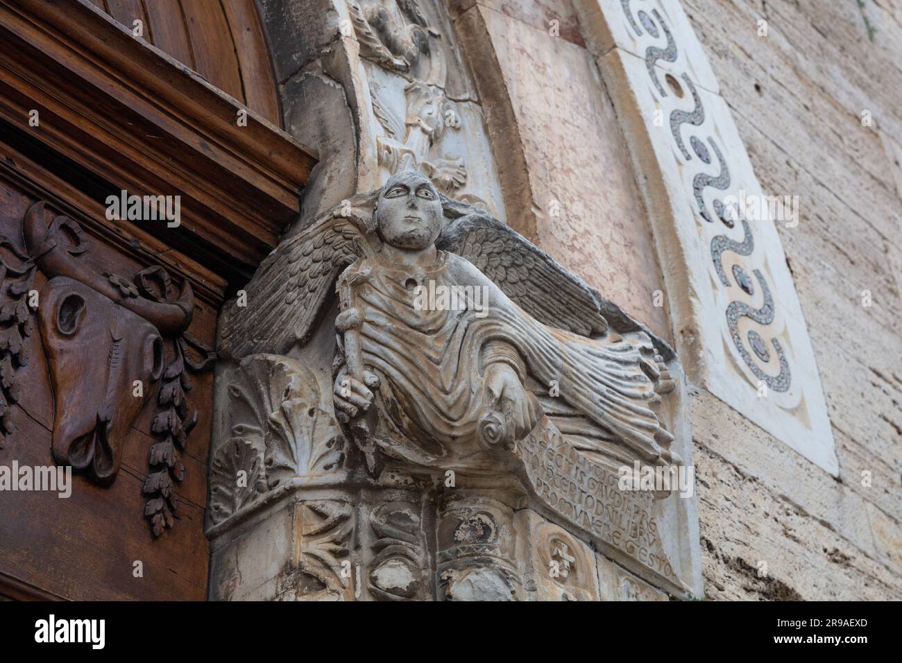 Skulptur an der Kirche in Bevagne in Umbrien, Italien Stockfoto