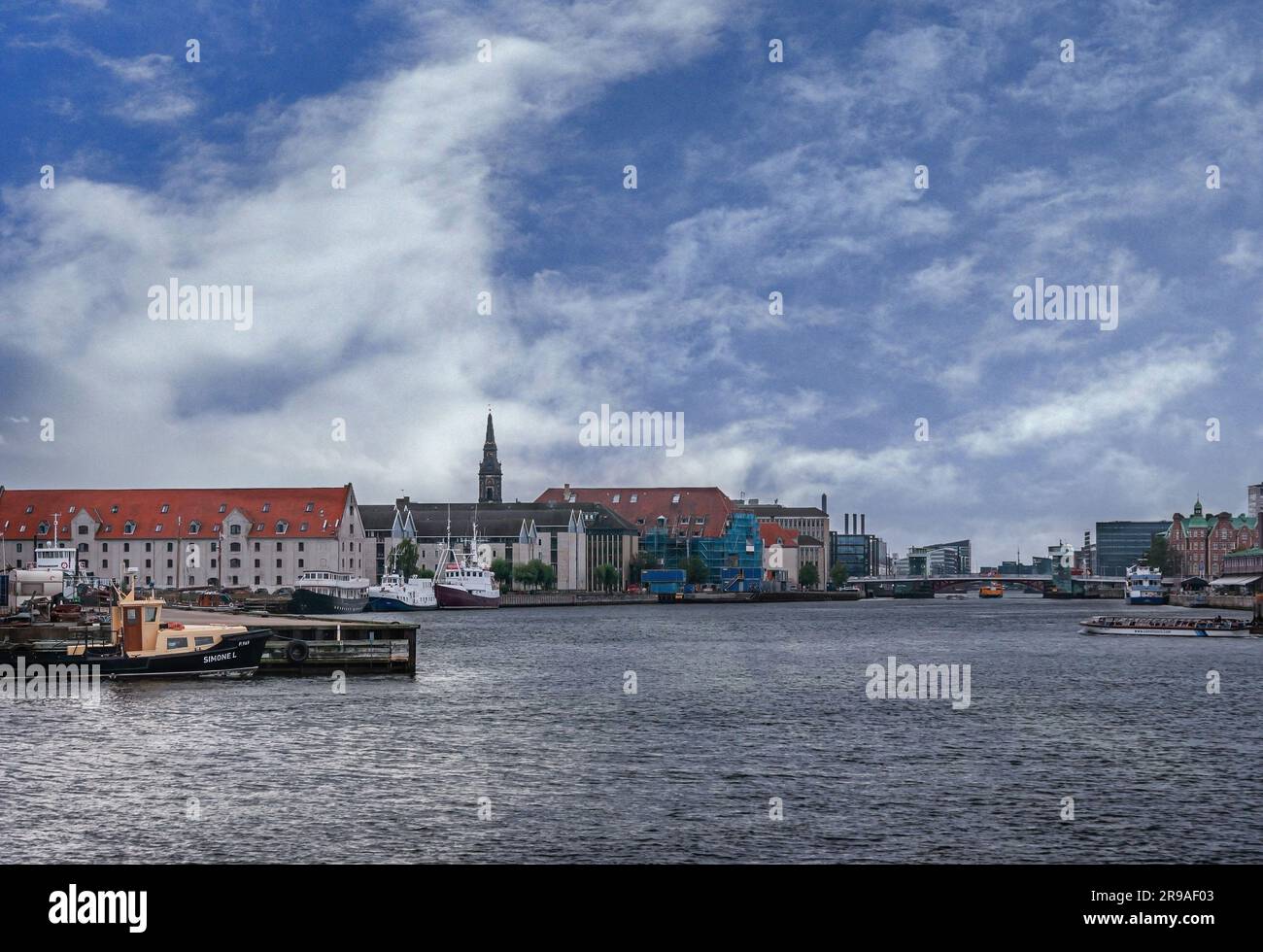 Kopenhagen, Dänemark - 14. September 2010: Blick nach Süden über die Hauptwasserstraße des Hafens. Knippelsbro-Brücke am Horizont. Stadtbild unter blauer Wolkenlandschaft. Boote Stockfoto