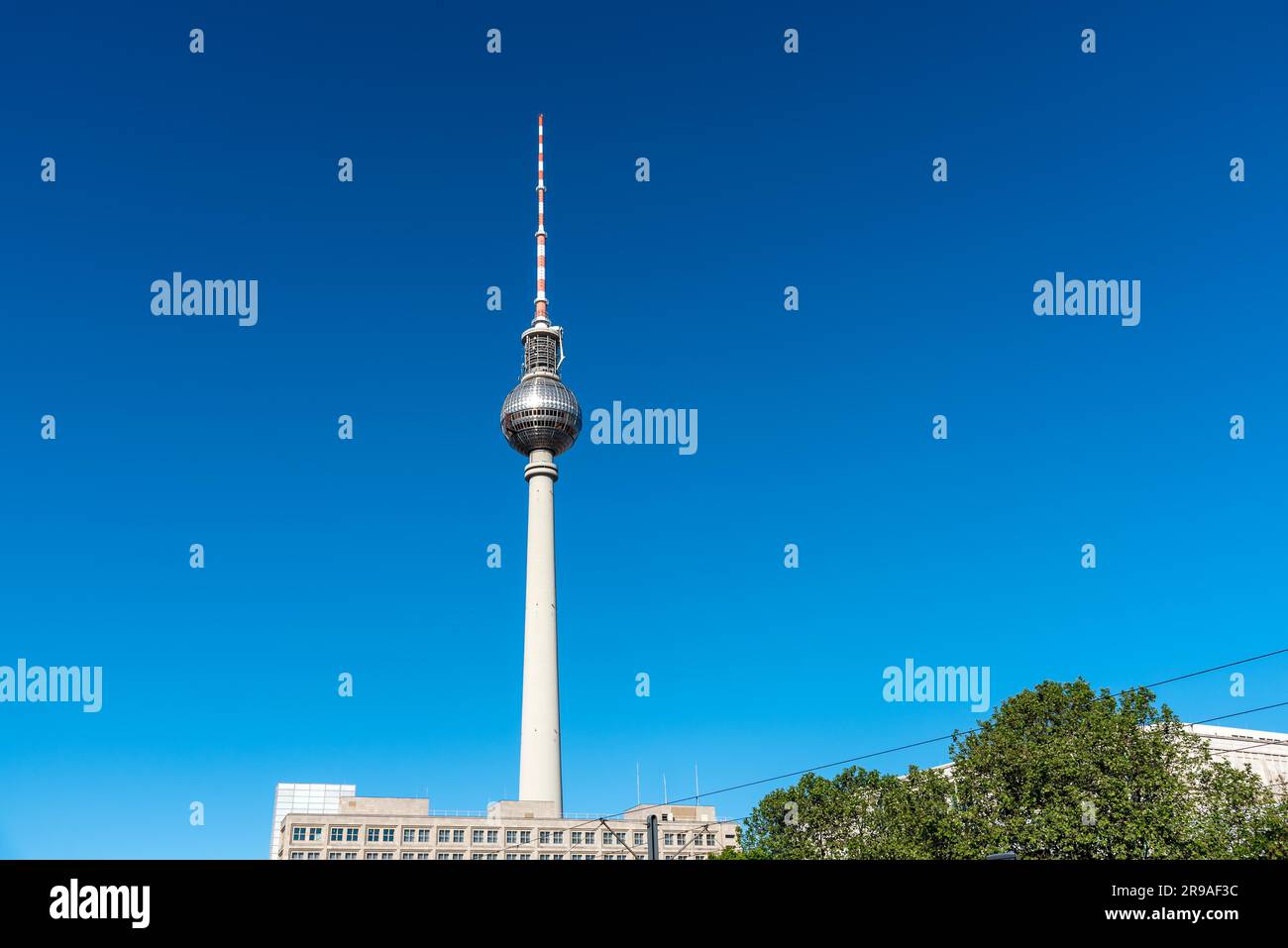 Der berühmte Fernsehturm am Alexanderplatz in Berlin Stockfoto