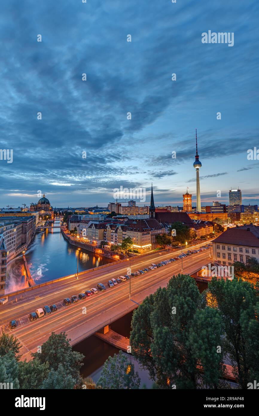 Berliner Innenstadt mit dem berühmten Fernsehturm in der Abenddämmerung Stockfoto