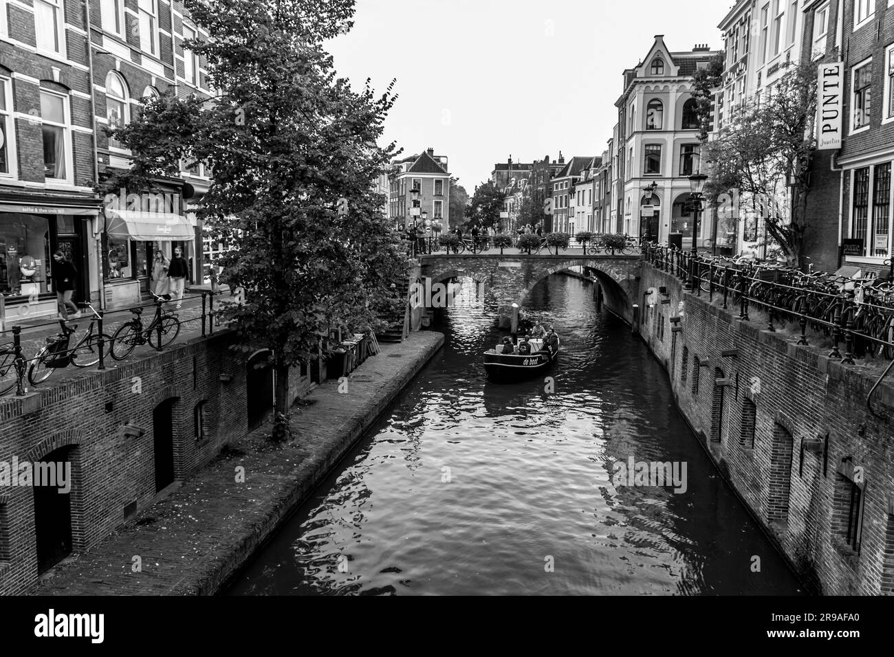 Utrecht, NL - 9. Okt 2021: Traditionelle holländische Gebäude und Blick auf die schönen Kanäle der Stadt Utrecht, Provinz Utrecht in den Niederlanden Stockfoto