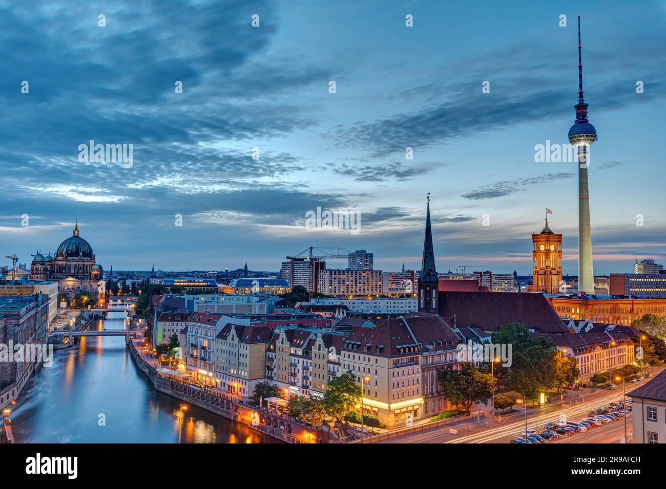 Berliner Innenstadt mit dem berühmten Fernsehturm bei Nacht Stockfoto