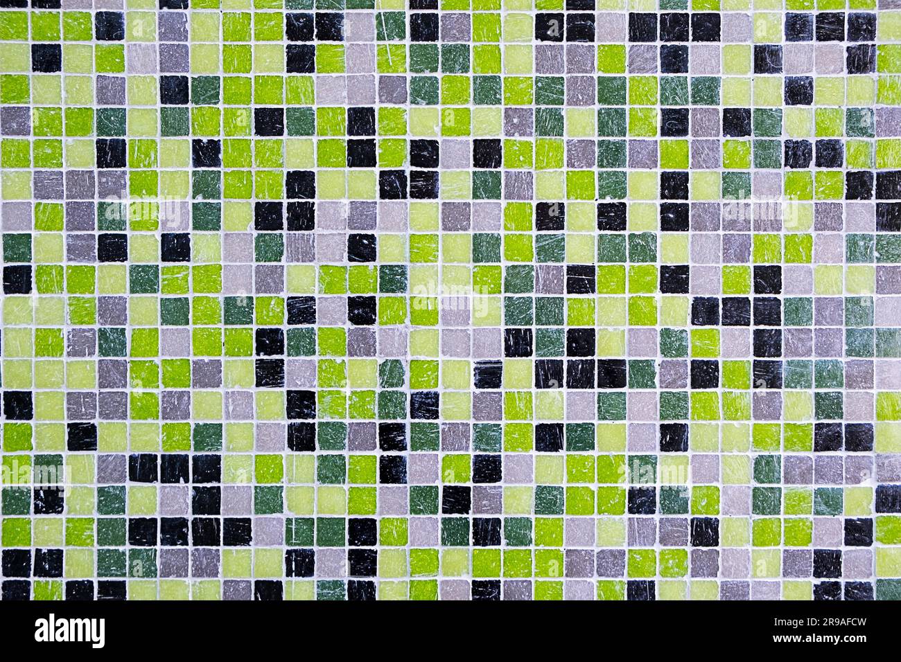 Hintergrund von schwarzen, grünen und grauen Mosaikfliesen Stockfoto