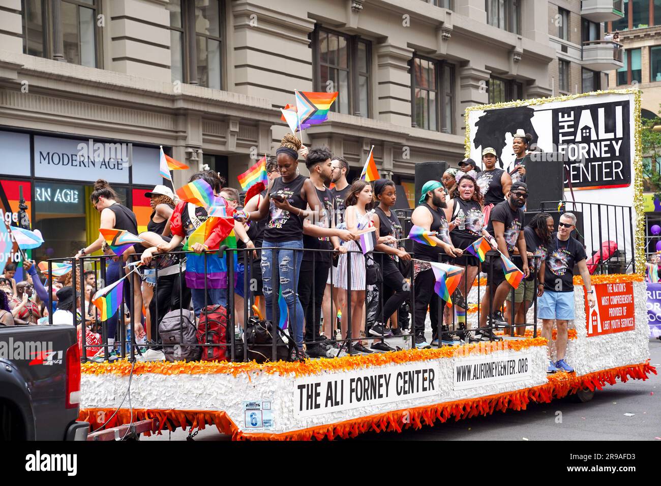 New York City, Usa. 25. Juni 2023. Die jährliche LGBTQIA-Feier von Pride in New York City, USA, findet im NYC Pride March (Parade) 2023 statt. (Foto: Daniela Porcelli/Sports Press Photo/C - FRIST VON EINER STUNDE - FTP NUR AKTIVIEREN, WENN BILDER WENIGER ALS EINE STUNDE ALT sind - Alamy) Guthaben: SPP Sport Press Photo. Alamy Live News Stockfoto