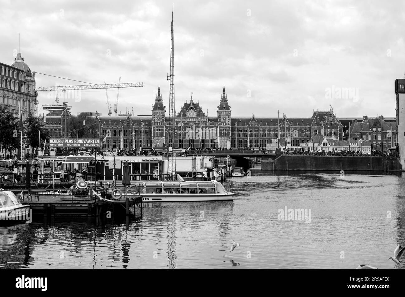 Amsterdam, Niederlande - 10. Oktober 2021: Der Hauptbahnhof von Amsterdam ist der größte Bahnhof in Amsterdam, Nordholland, Niederlande. Stockfoto