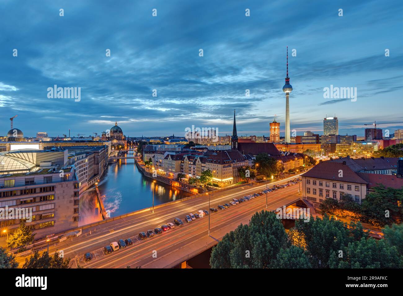 Berlins Stadtzentrum mit dem berühmten Fernsehturm und der Spree bei Nacht Stockfoto