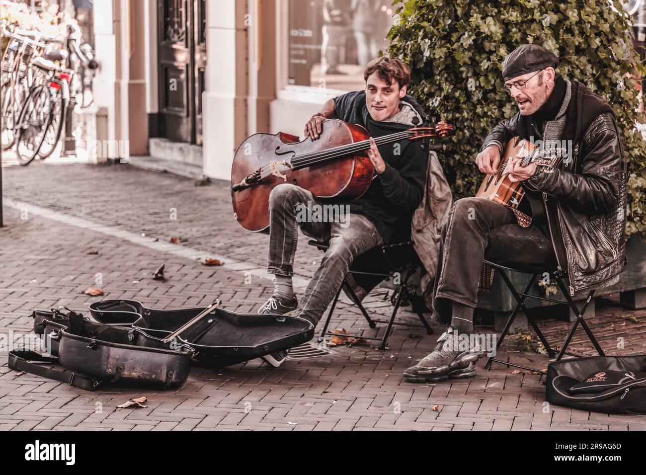 Utrecht, NL - 9. Okt 2021: Zwei Straßenmusiker treten im Stadtzentrum von Utrecht auf. Stockfoto