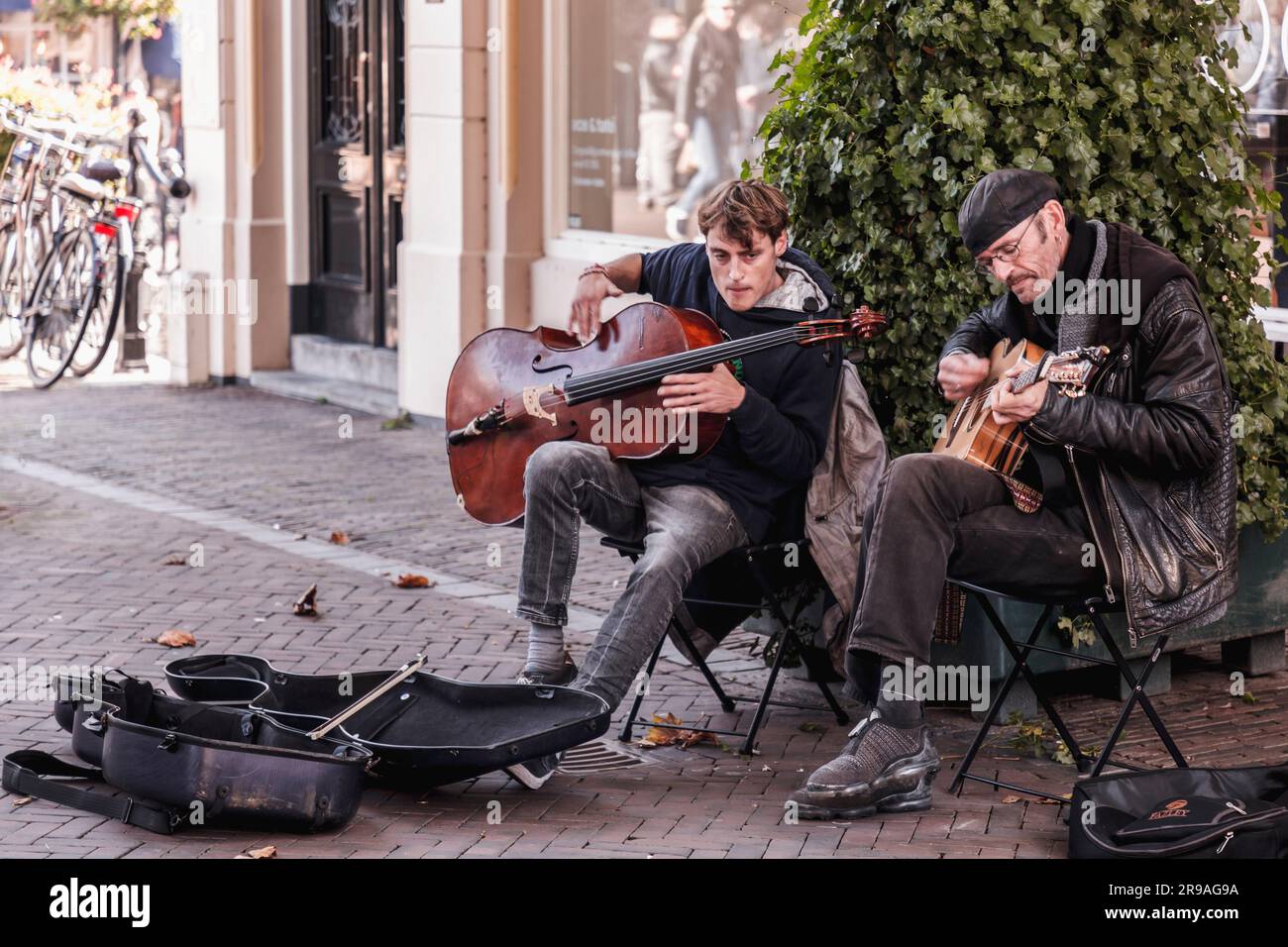 Utrecht, NL - 9. Okt 2021: Zwei Straßenmusiker treten im Stadtzentrum von Utrecht auf. Stockfoto