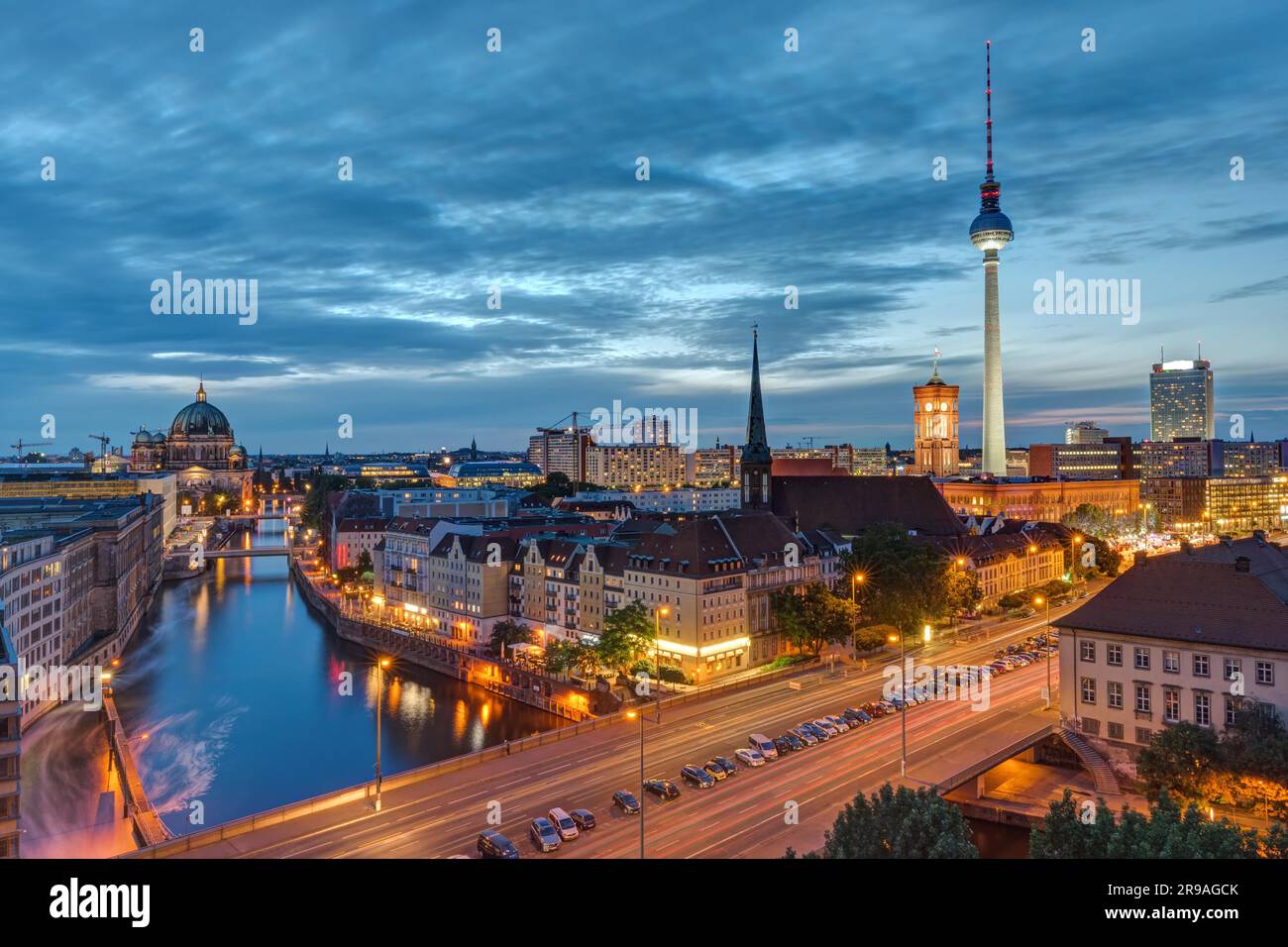 Berliner Innenstadt mit dem berühmten Fernsehturm bei Nacht Stockfoto