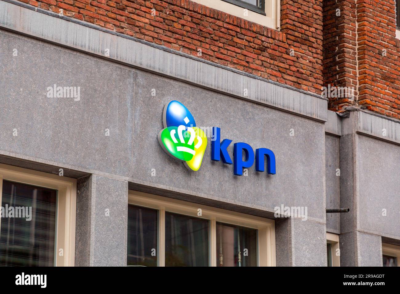 Amsterdam, NL - 10. Okt 2021: Logo-Schilder von KPN, einem niederländischen Festnetz- und Mobilfunkunternehmen, stammen von einer staatlich geführten Post, Te Stockfoto