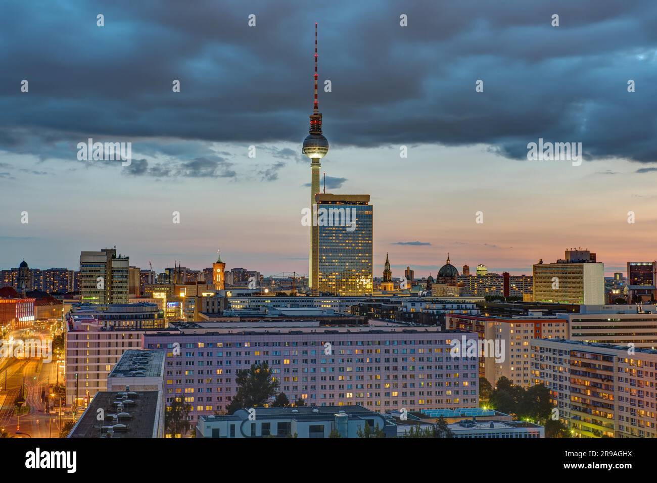 Zentrum von Berlin mit dem berühmten Fernsehturm nach Sonnenuntergang Stockfoto