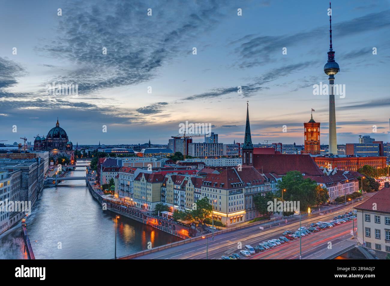 Berliner Innenstadt mit dem berühmten Fernsehturm in der Abenddämmerung Stockfoto