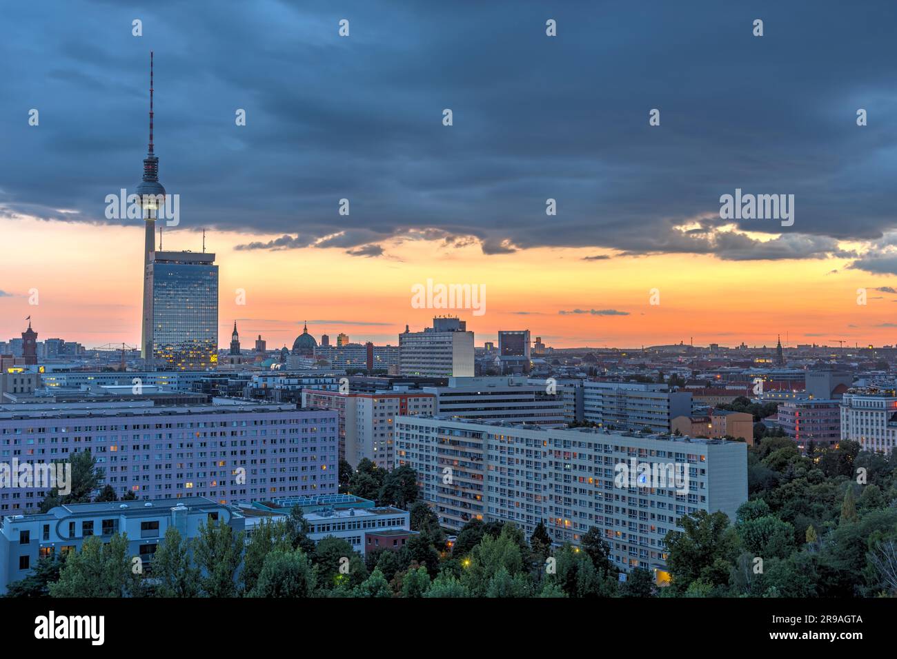 Dramatischer Sonnenuntergang in Berlin mit dem berühmten Fernsehturm Stockfoto