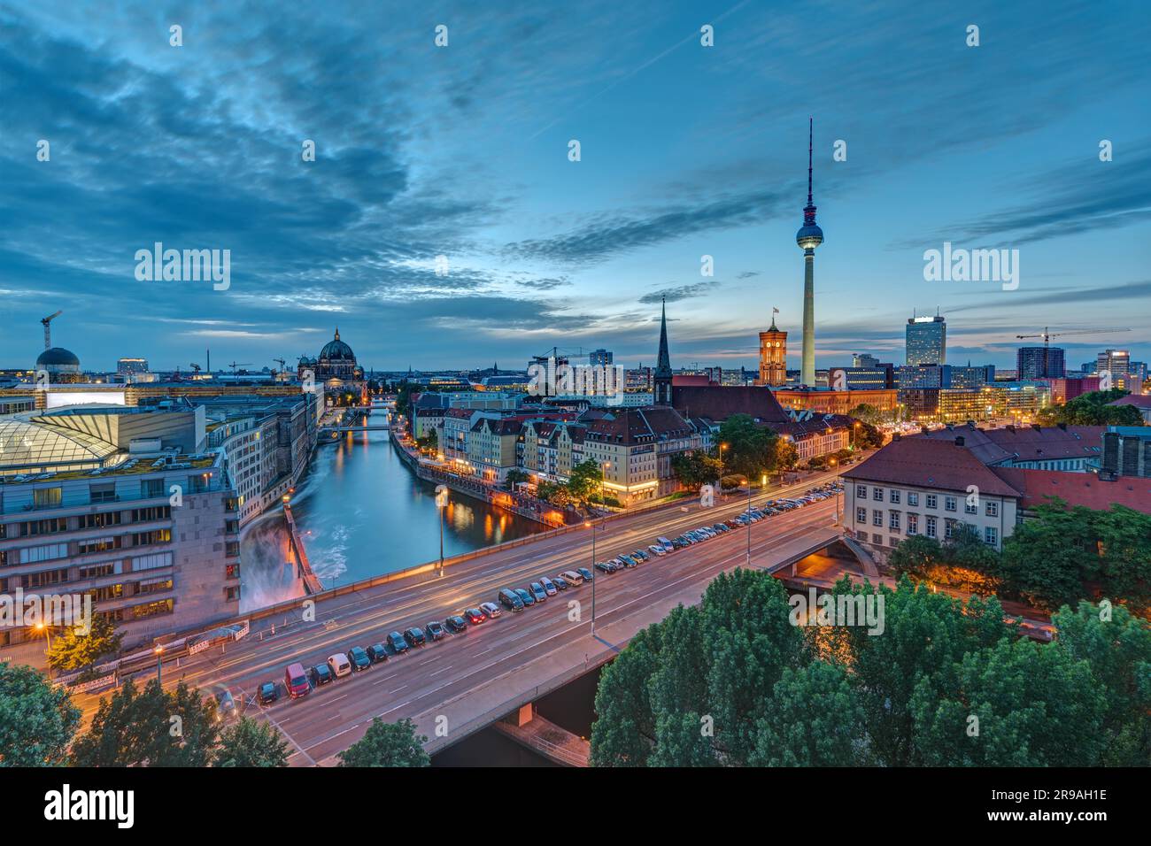 Berliner Innenstadt in der Abenddämmerung mit dem berühmten Fernsehturm im Hintergrund Stockfoto