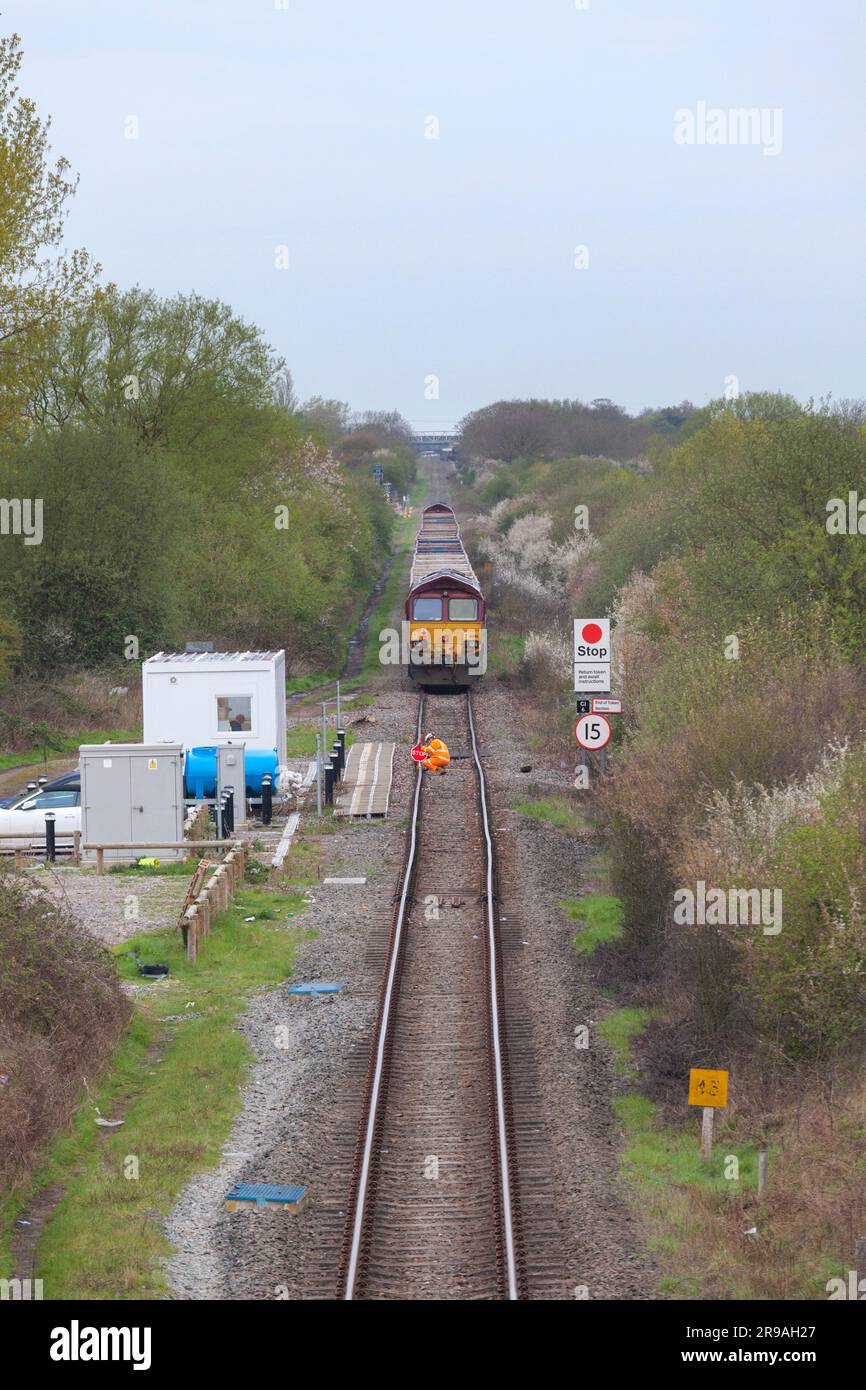 Quainton Railhead (HS2 Aggregatterminal) eine weitere Zugladung von Zuschlagstoffen für HS2, die mit DB-Frachtschienen der Klasse 66 ankommt Stockfoto