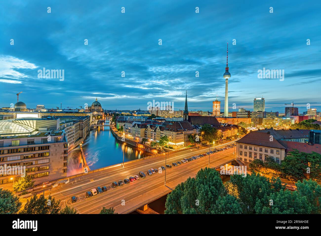 Stadtzentrum von Berlin mit dem berühmten Fernsehturm in der Abenddämmerung Stockfoto