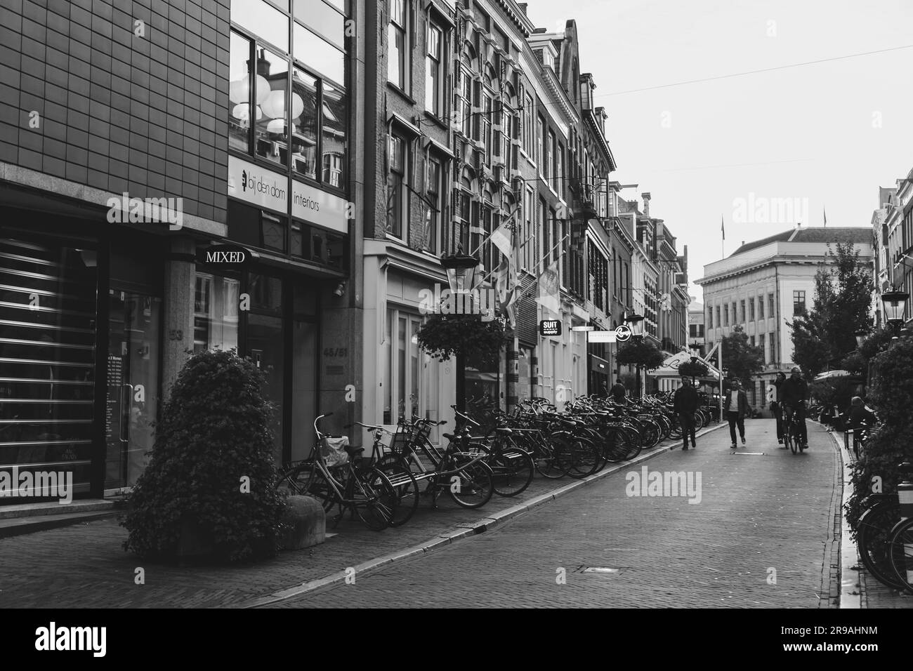 Utrecht, NL - 9. Okt 2021: Blick auf die Straße und traditionelle holländische Gebäude im historischen Zentrum von Utrecht - Hauptstadt und bevölkerungsreichste Stadt der Stockfoto