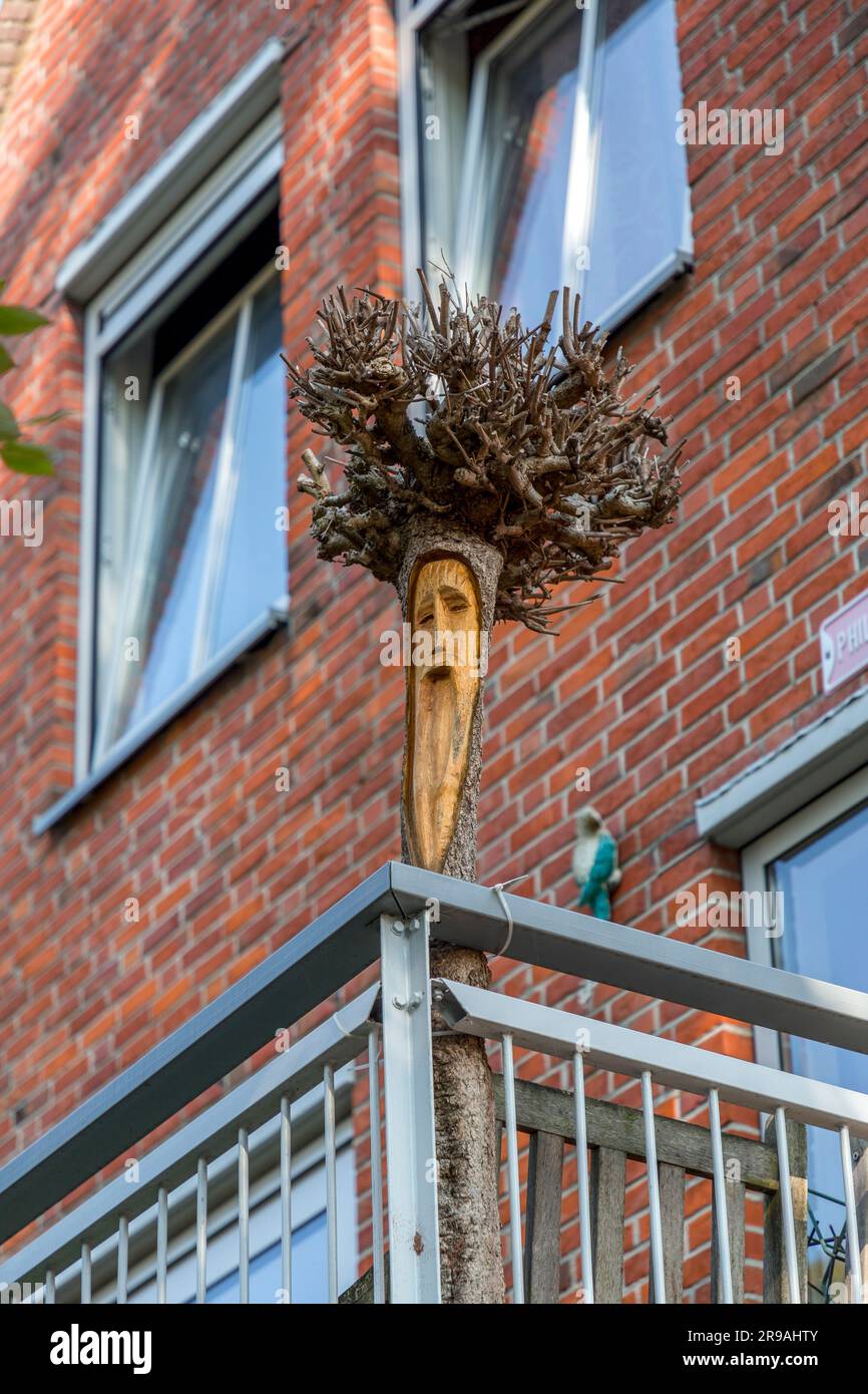 Utrecht, NL - 9. Okt 2021: Architektonische Details mit Blick auf die Straße im historischen Zentrum von Utrecht - Hauptstadt und bevölkerungsreichste Stadt der Provinz Stockfoto