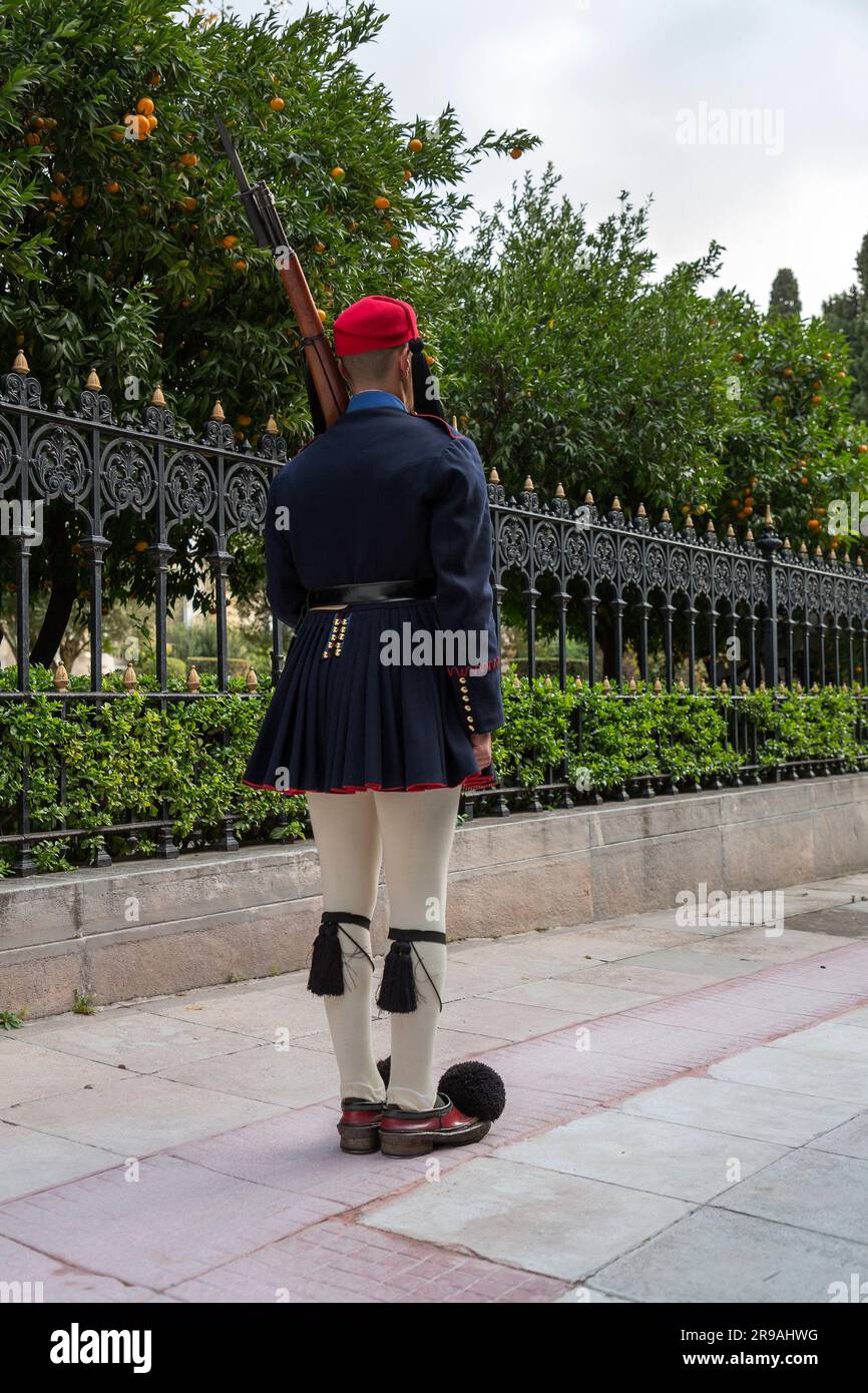 Junge Evzone im Training auf der Rückseite des Syntagma-Platzes. Evzone ist die nationale griechische Präsidentengarde. Stockfoto