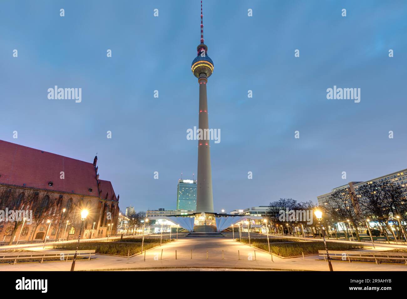 Der berühmte Fernsehturm in Berlin früh am Morgen Stockfoto