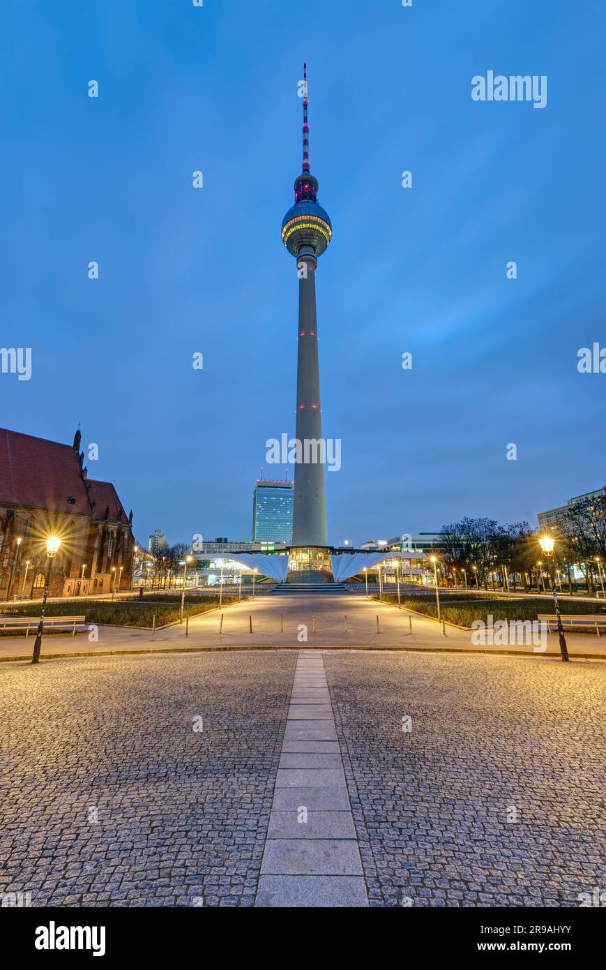 Der berühmte Fernsehturm am Alexanderplatz in Berlin am frühen Morgen Stockfoto