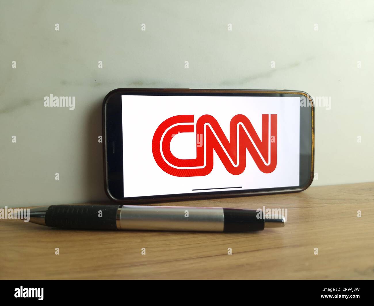Konskie, Polen - 24. Juni 2023: CNN American News Channel Logo wird auf dem Bildschirm des Mobiltelefons angezeigt Stockfoto