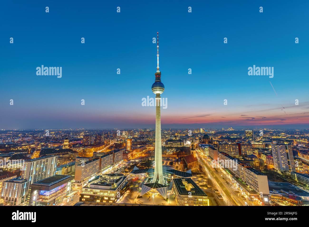 Berliner Innenstadt mit dem berühmten Fernsehturm nach Sonnenuntergang Stockfoto