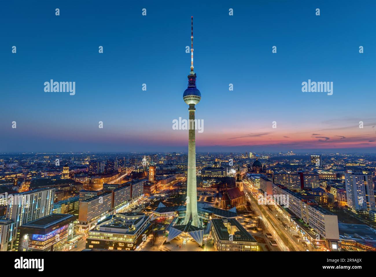 Die Berliner Skyline mit dem berühmten Fernsehturm nach Sonnenuntergang Stockfoto