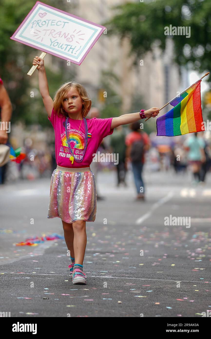 Ein Kind wird mit einem Schild gesehen, auf dem steht: "Protect Trans Youth" im jährlichen New York Pride März am 25. Juni 2023 in New York City. Kredit: Brasilien Photo Press/Alamy Live News Stockfoto