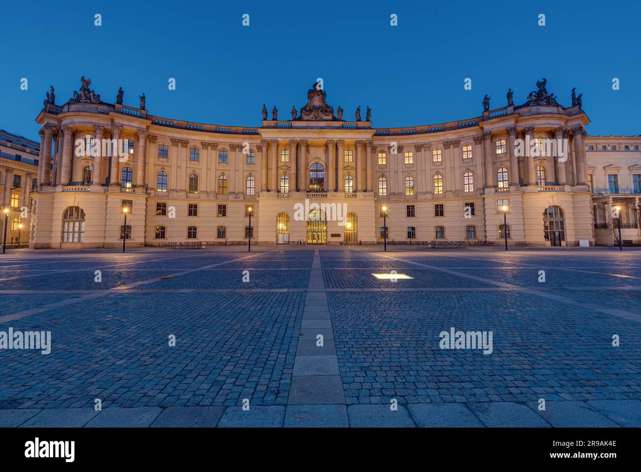 Historisches Gebäude unter den Linden in Berlin bei Nacht Stockfoto