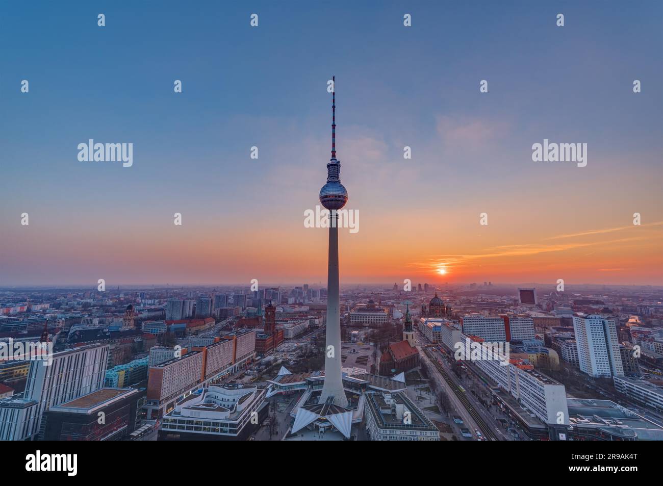 Sonnenuntergang am berühmten Fernsehturm in Berlin Stockfoto