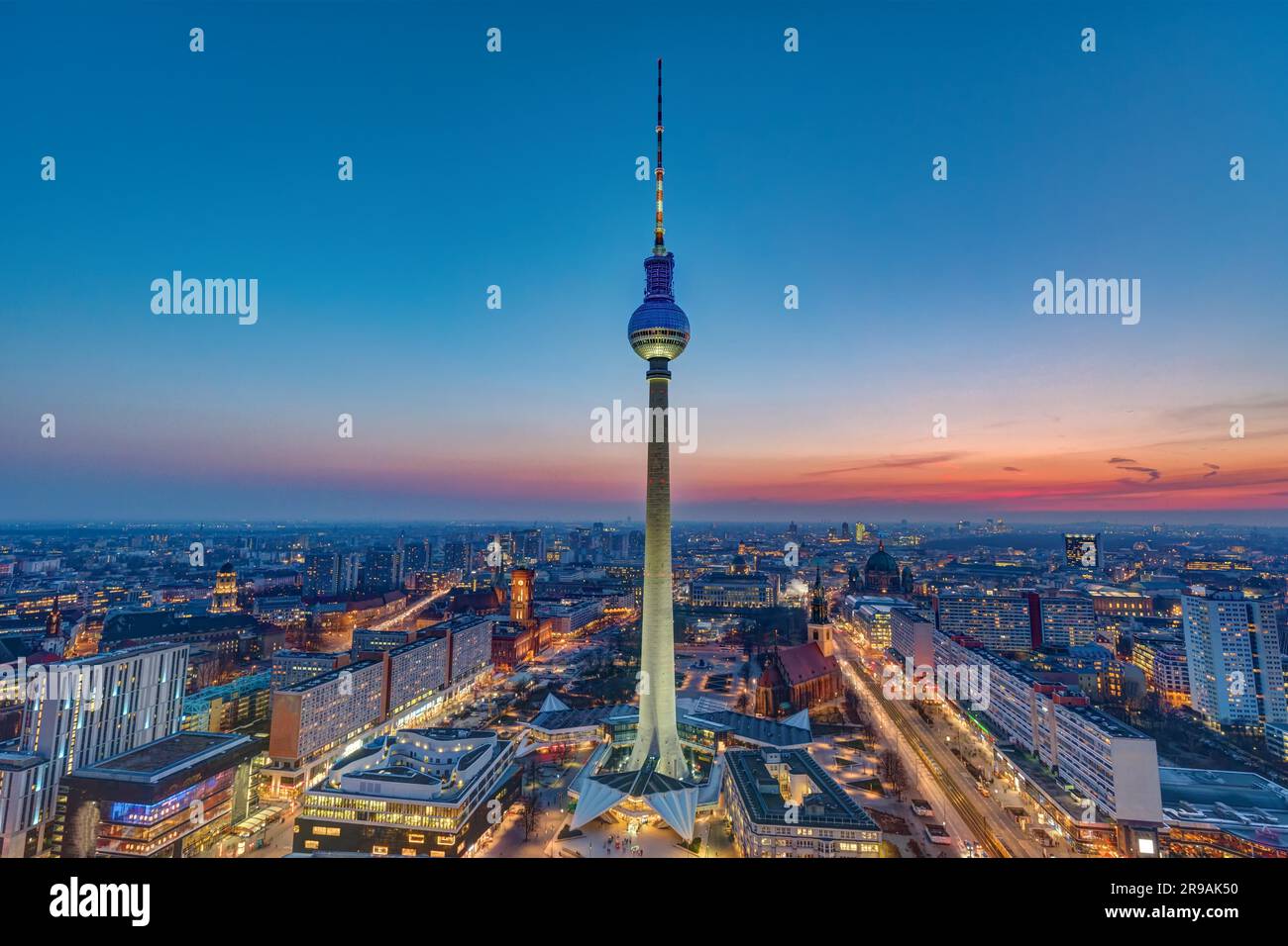 Die Berliner Skyline mit dem berühmten Fernsehturm zu den blauen Zeiten Stockfoto