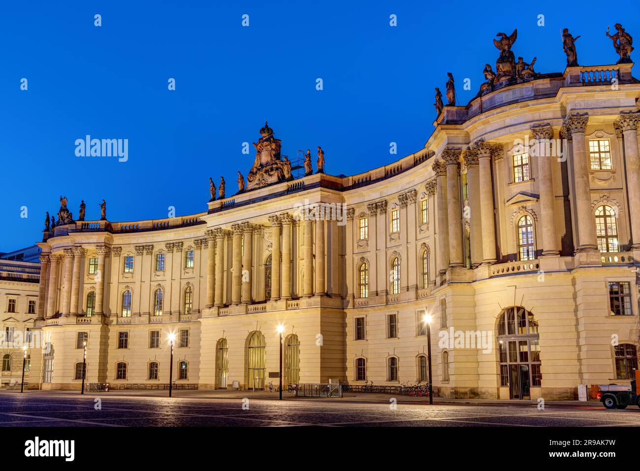 Historisches Gebäude in Berlin bei Nacht Stockfoto